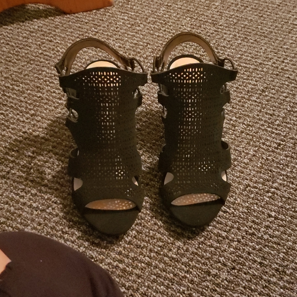 Heels - Picture 2 of 4